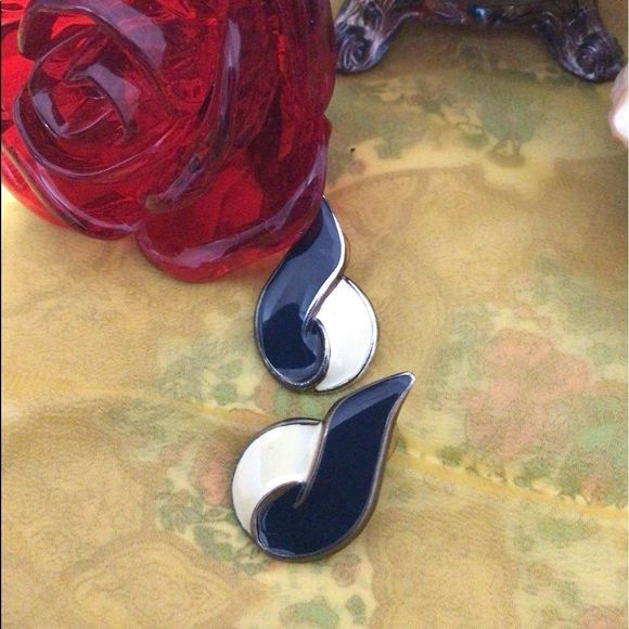 Vintage Navy & Cream Enamel Earrings Pierced Stud 1980’s - Picture 1 of 11